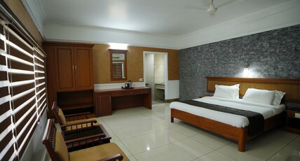 Hotel Maharani Room Type - Suite AC Room With Bathtub And Living Area
