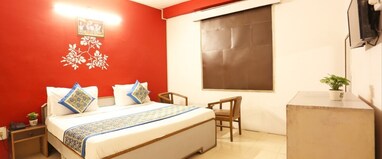 Hotel Classic(5 Min walking distance from Railway Stn)