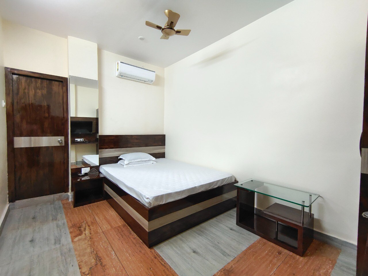 PAUL'S HOTEL & BANQUET - Tap to explore photos