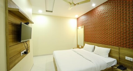 Hotel Freshwave - Near Durgapura Railway Station Room Type - Deluxe Room