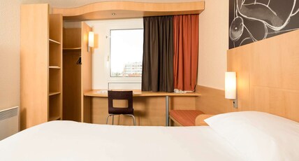 ibis Paris Porte de Vanves Parc des Expositions Room Type - Standard Room with one double bed and one single bed ibis Paris Porte de Vanves Parc des Expositions Room Type - Standard Room with one double bed and one single bed