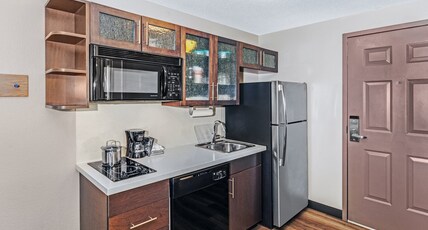 Candlewood Suites - Topeka West Room Type - 1 Queen Studio Suite Full Kitchen