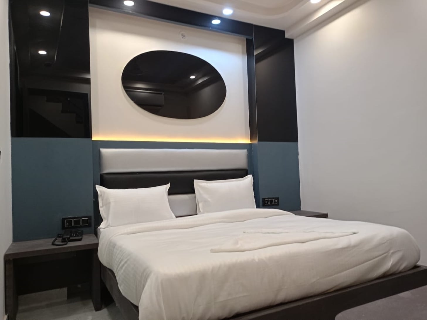 Del Fox Shanti Residency New Delhi - Tap to explore photos