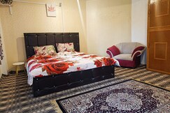 Whispering Pines Garden Retreat Near Airport