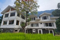 Xenious White House Eco Resort