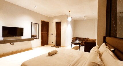 HOTEL MONDAY - Your Standard And Comfortable Stays Room Type - Executive Suit Room