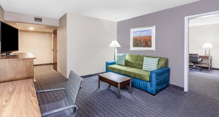 Holiday Inn Hotel & Suites OKLAHOMA CITY NORTH Room Type - 1 King Suite Mobility Accessible Tub
