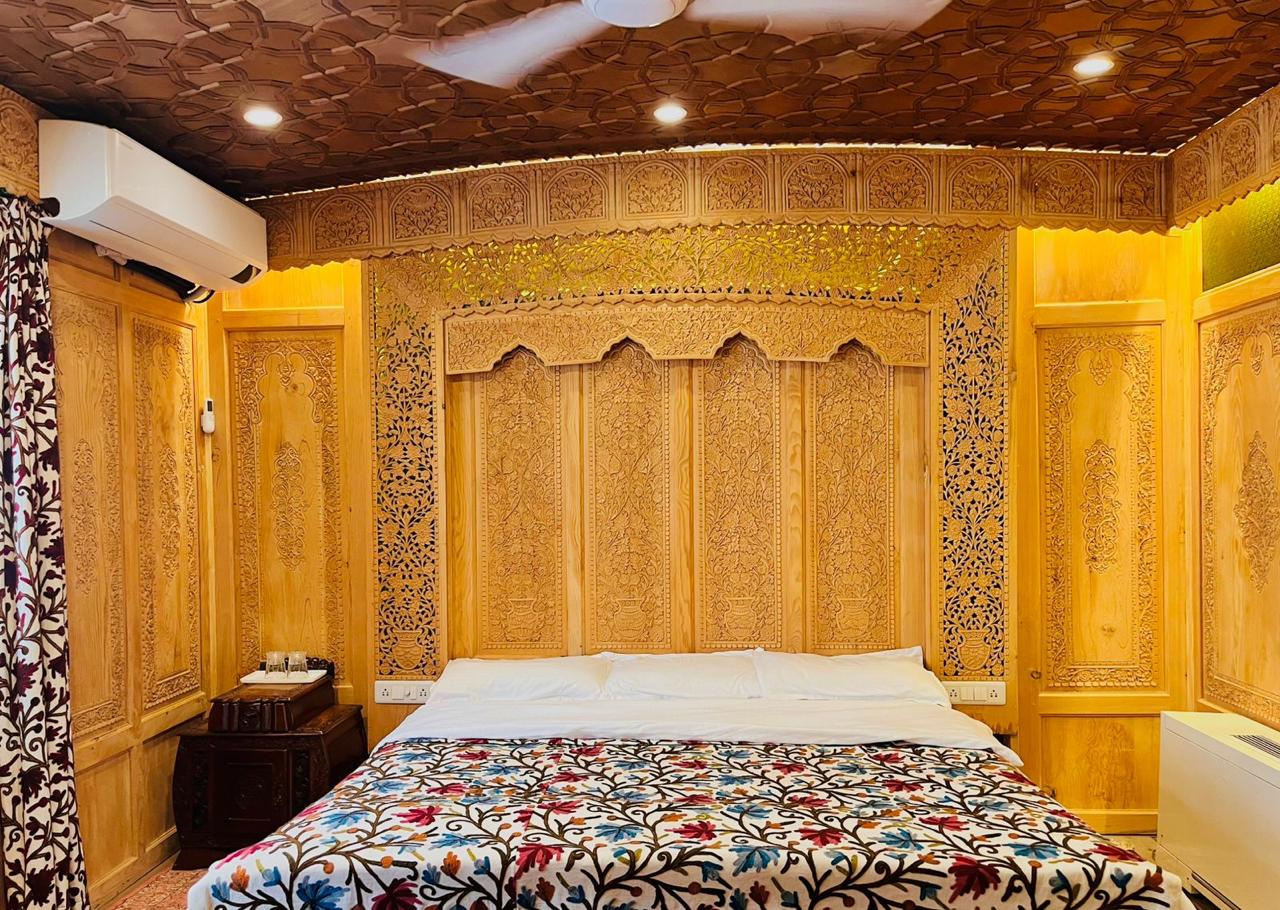 Wangnoo Sheraton Houseboat - Tap to explore photos