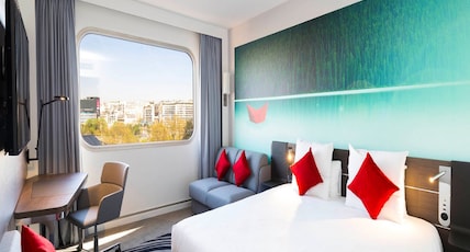 Novotel Paris Centre Tour Eiffel Room Type - Classic Room, family - 1 queen-size bed and 1 single sofa bed Novotel Paris Centre Tour Eiffel Room Type - Classic Room, family - 1 queen-size bed and 1 single sofa bed