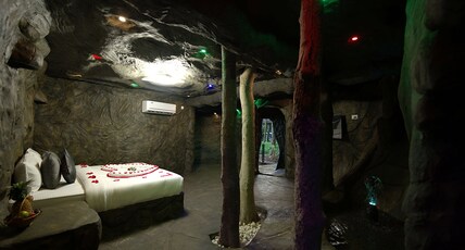 Mystery Maze Resort and Spa Room Type - Cave Room - Forest maze