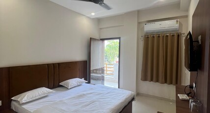 Hotel Rishiraj Room Type - Deluxe Room