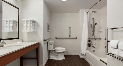 Hampton Inn & Suites by Hilton Pittsburgh/Harmarville Room Type - 1 KNG ACCESSIBLE TUB NS