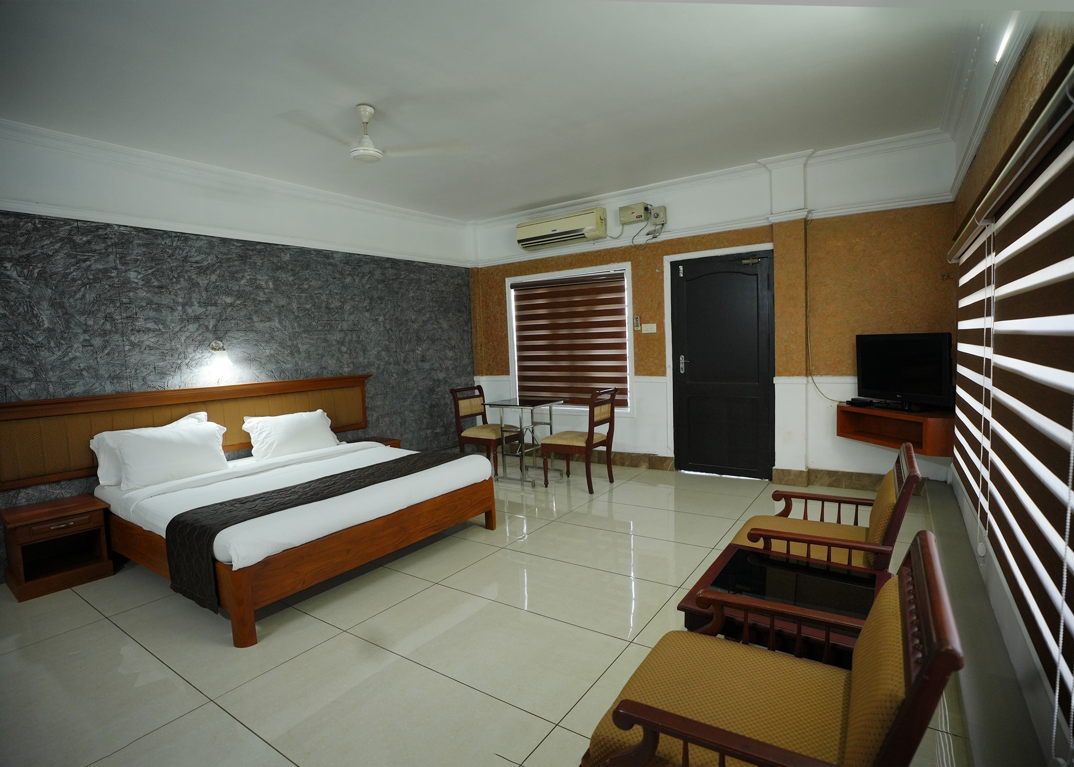 Hotel Maharani - Tap to explore photos