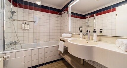 voco VIENNA PRATER Room Type - 2 Twin Standard Bath Shower Combination