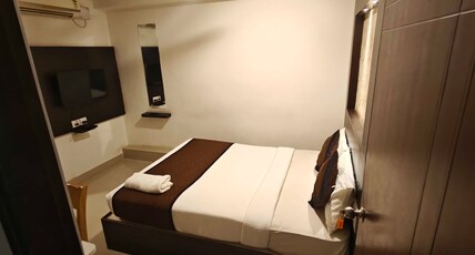 Flagship OYO Hotel Sri Sai Suites Room Type - Classic