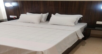 HOTEL ORIENTAL Room Type - DELUXE ROOM (King Bed)