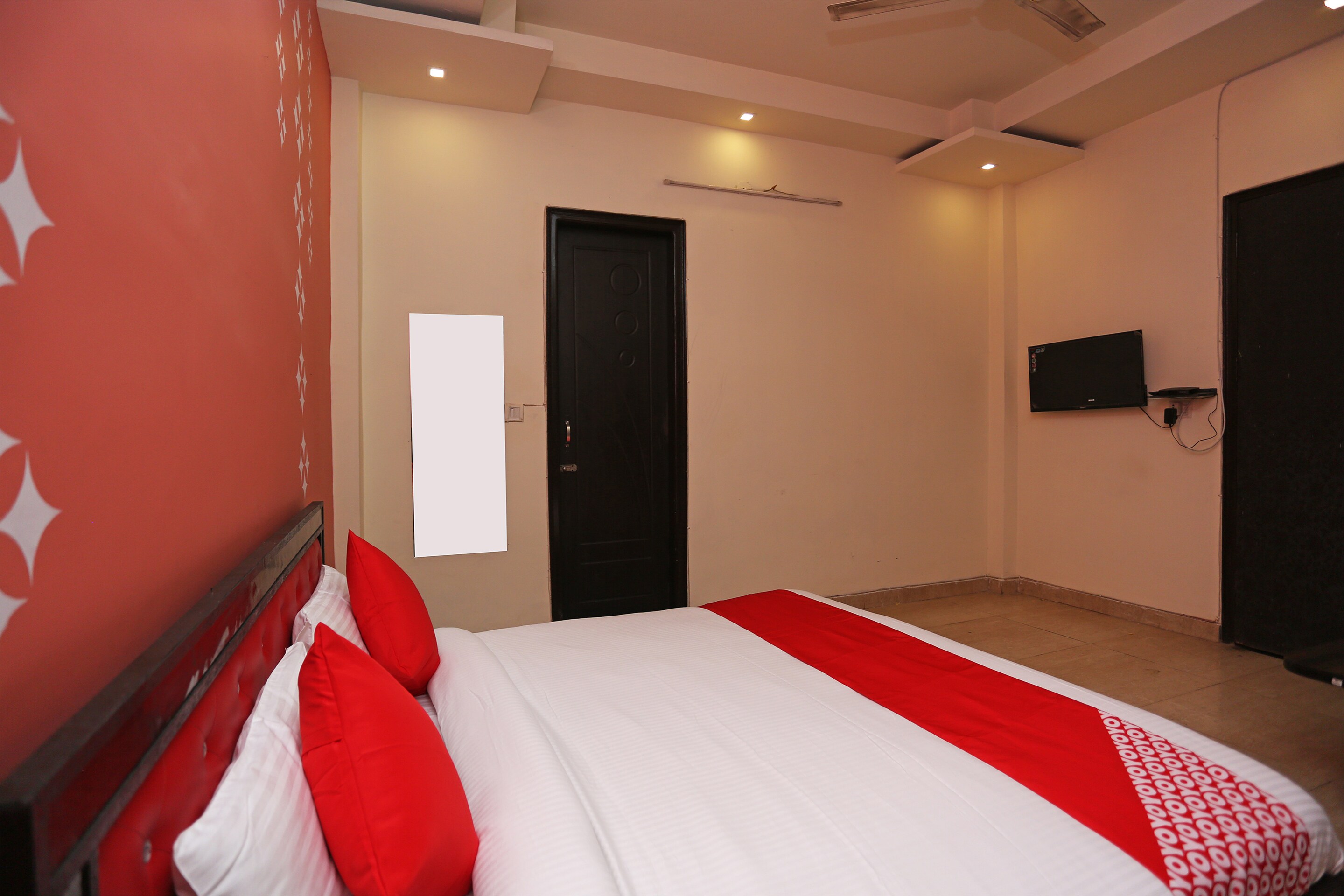 Hotel O Comfort Stay Sector 05 Vasundhara Formely Angel Pink - Tap to explore photos