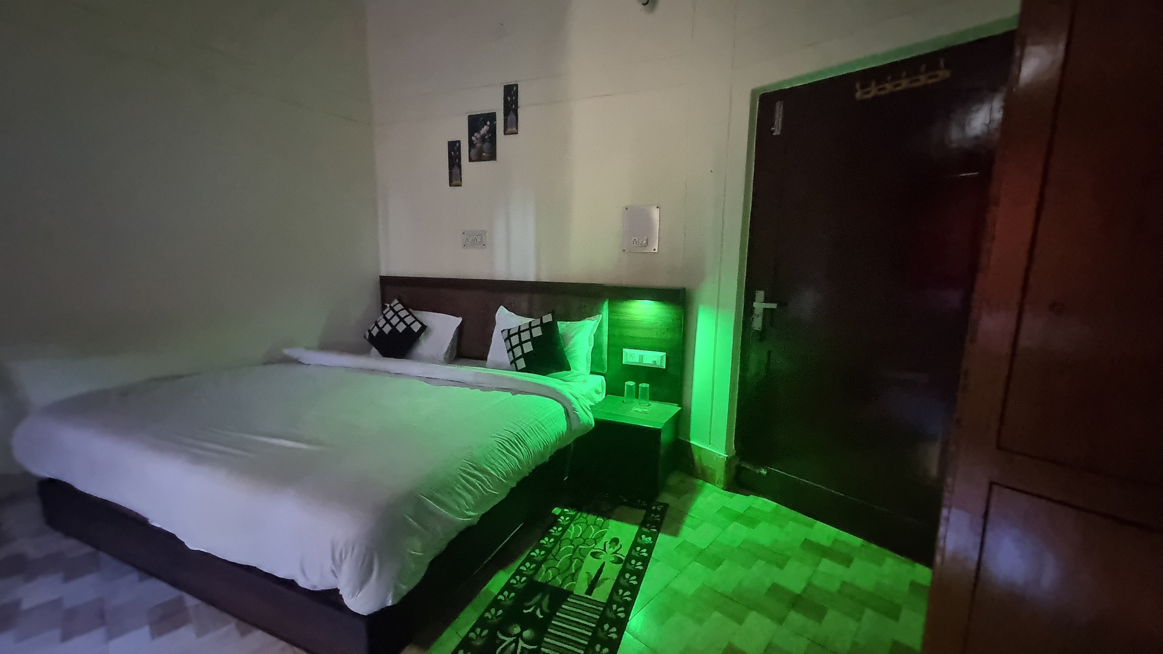 Hotel Starwood - Tap to explore photos