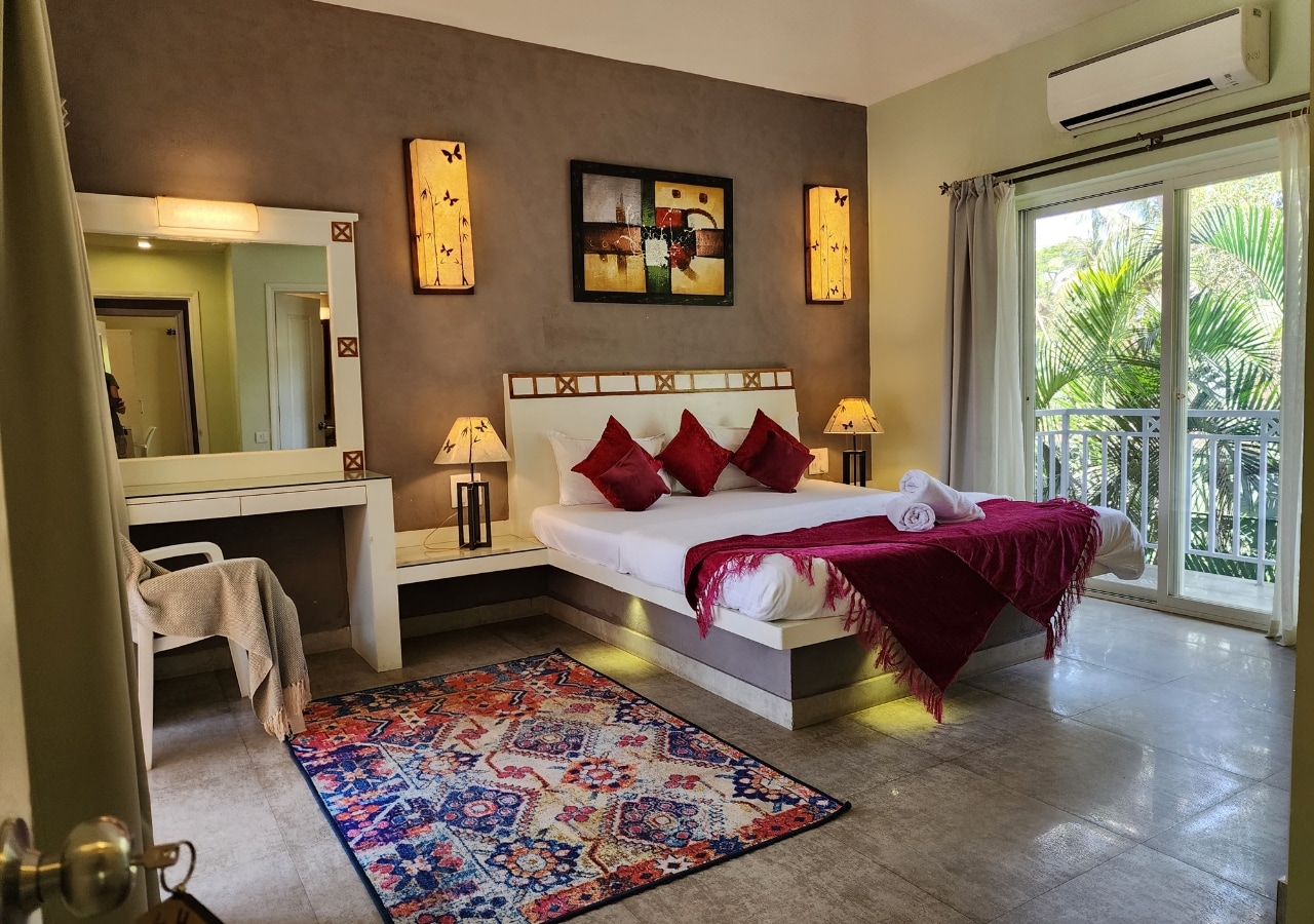 Beach 9 min walk 4br Villa with pvt pool and servi - Tap to explore photos