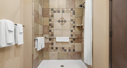Best Western Plus Cimarron Hotel & Suites Room Type - 1 Queen Bed, Mobility Accessible, Communication Assistance, Roll In Shower, Non-Smoking, Full Breakf