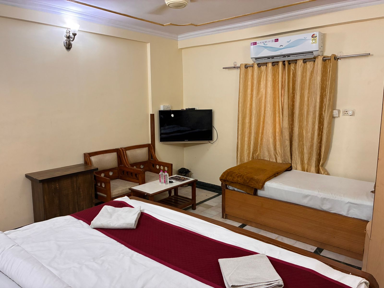 Hotel Vijay Niwas - Tap to explore photos