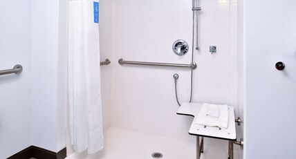 Hampton Inn by Hilton Cedar Falls Downtown Room Type - 1 KNG HEARING ACC NOSMOK