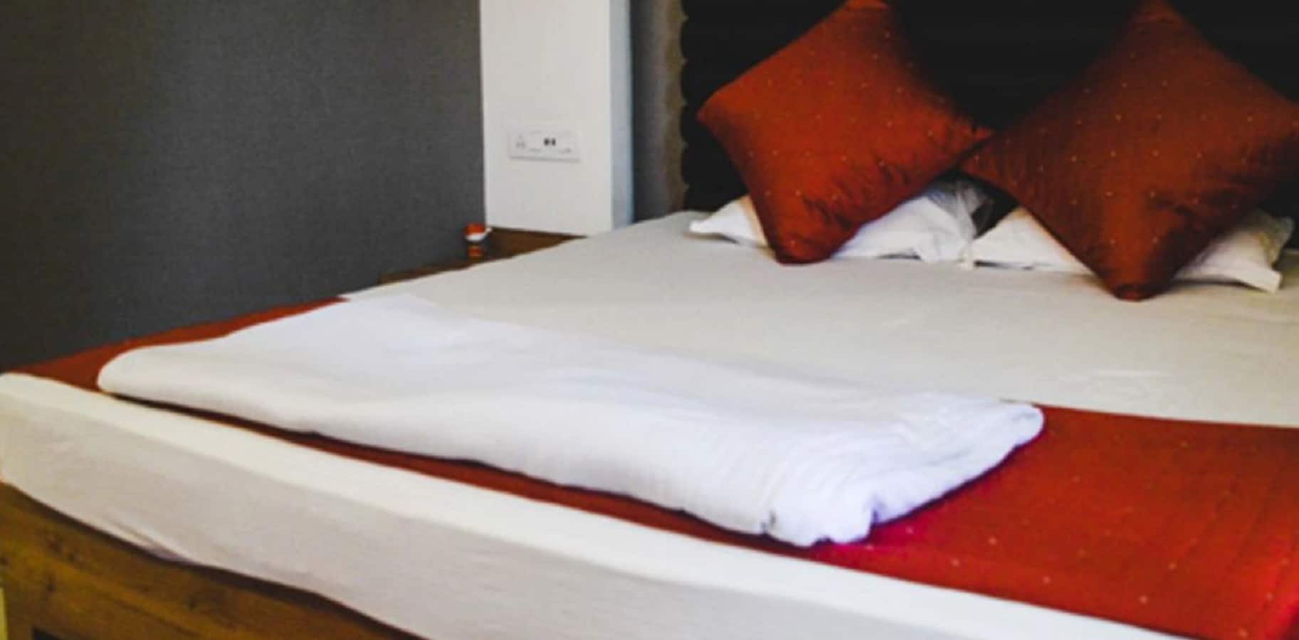 Hotel Vardan - Tap to explore photos