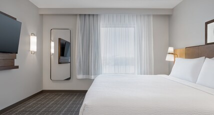 Staybridge Suites PORT ELGIN, an IHG hotel Room Type - 1 King 1Bdrm Suite Walk In Shwr Top Flr
