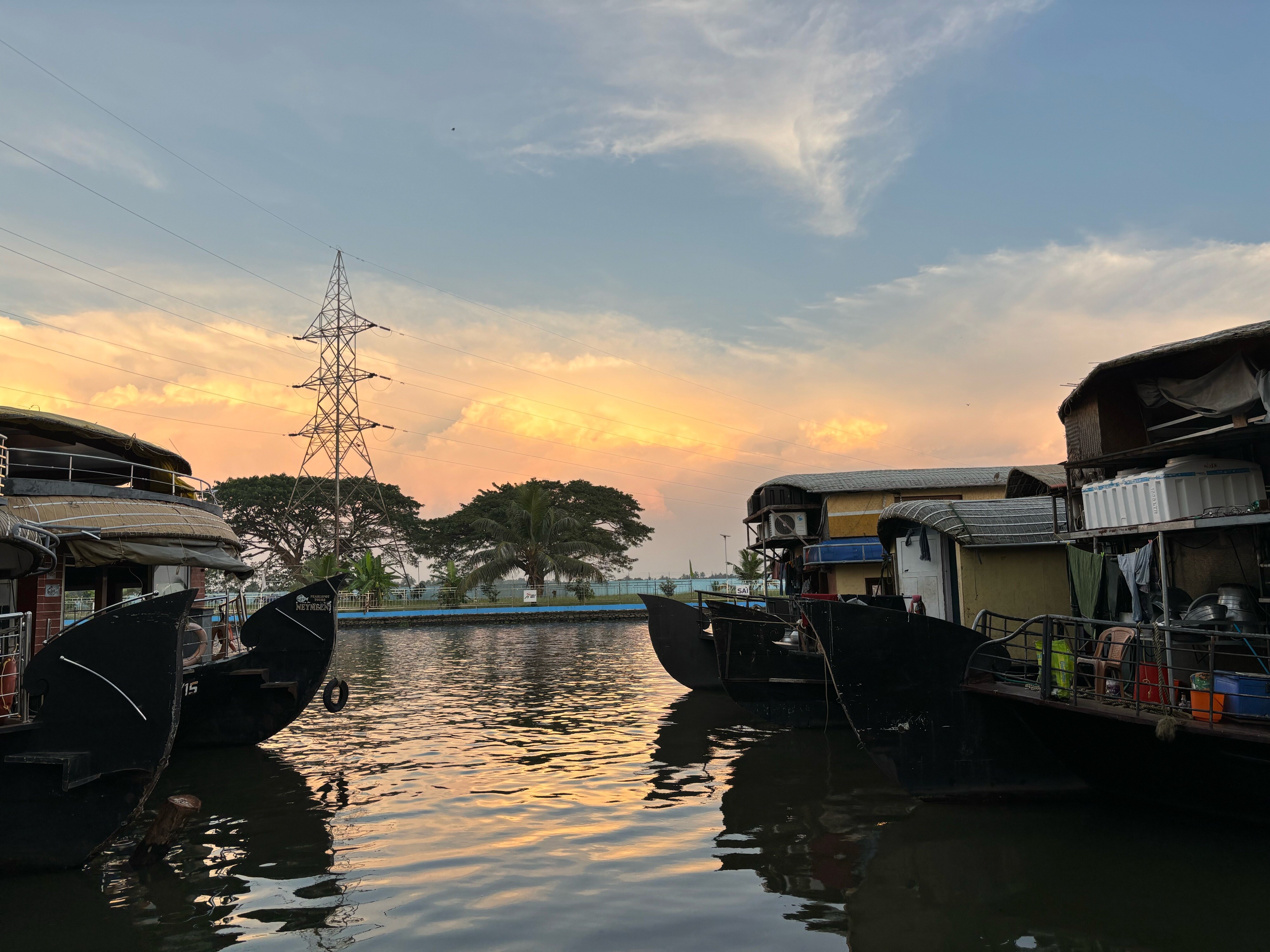 Punnamadakkaran Lakeshore Villas - Tap to explore photos