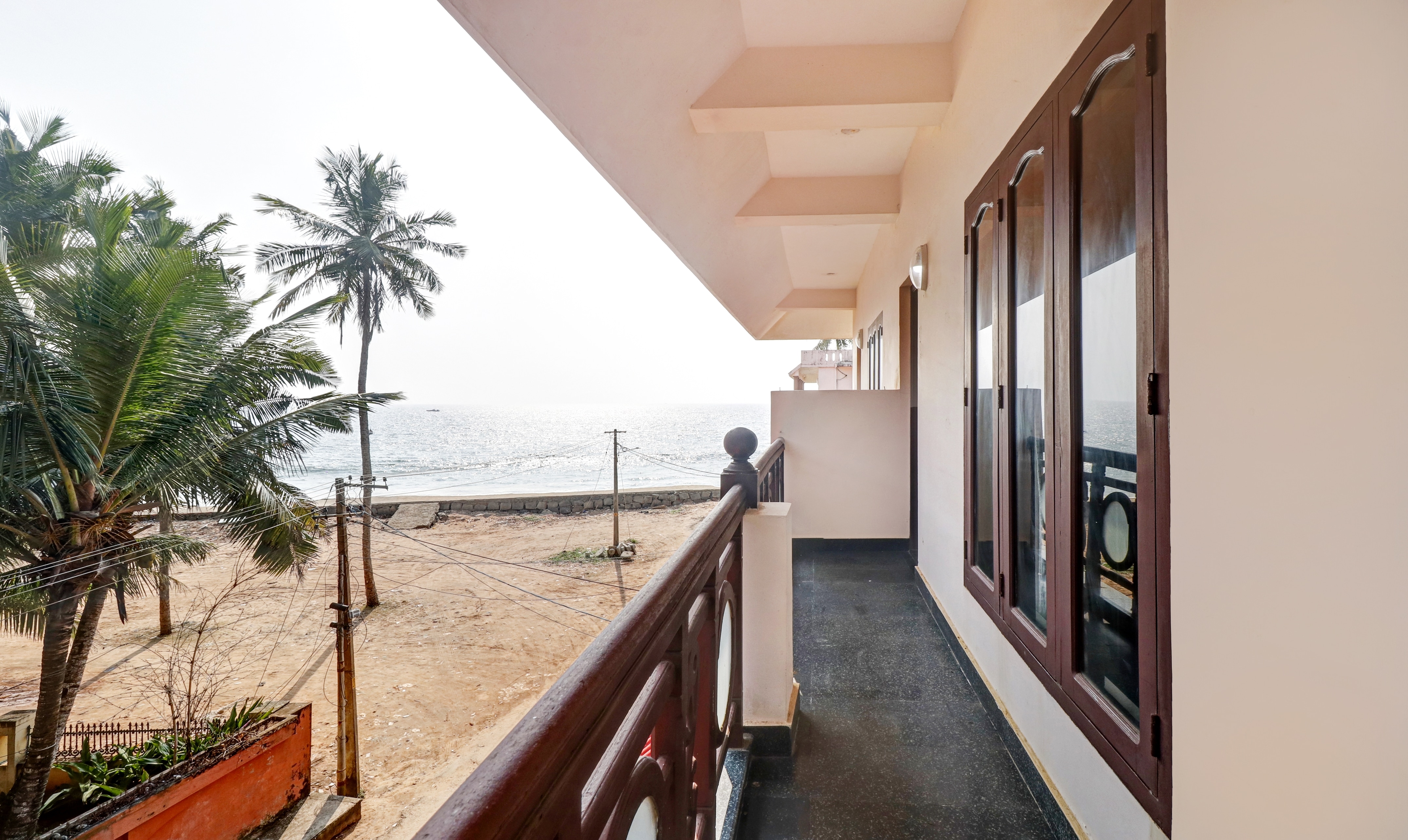 Itsy Hotels The Waters Edge Beach Resort - Tap to explore photos