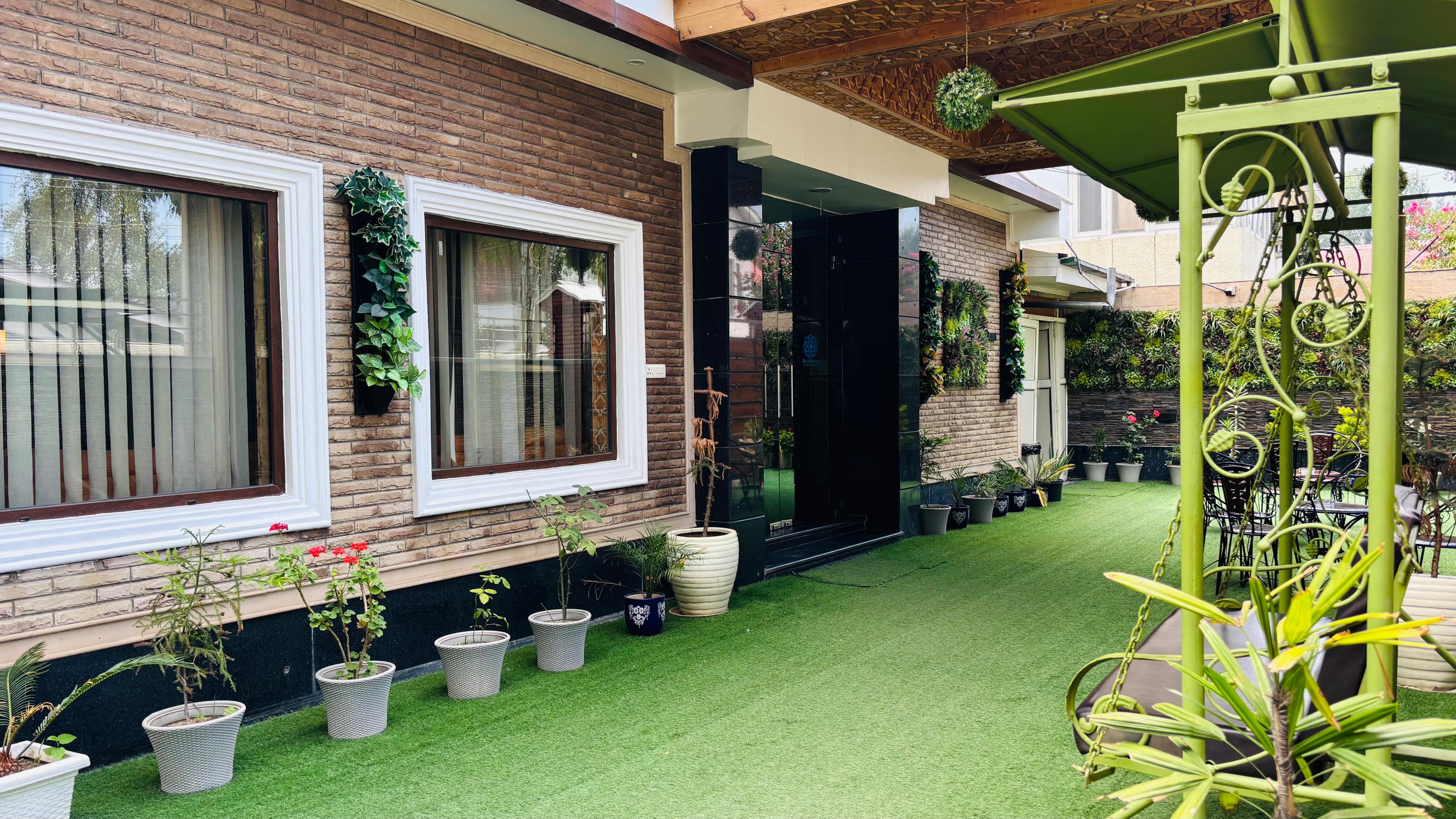 Hotel Blossoms Srinagar - Tap to explore photos