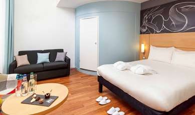 ibis Edinburgh Centre South Bridge - Royal Mile Room Type - Premium room with Double bed and comfortable seating area ibis Edinburgh Centre South Bridge - Royal Mile Room Type - Premium room with Double bed and comfortable seating area