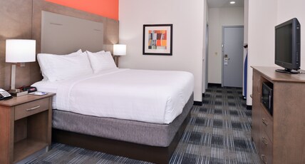 Holiday Inn Express CLANTON Room Type - 1 King Standard Mobil Access Roll Shwr