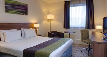 Holiday Inn Leamington Spa Room Type - 1 Queen Premium