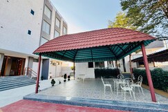 Hotel Moon Valley & Bar