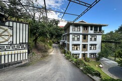 La Bougainvillea Garden Retreat with Swimming pool 