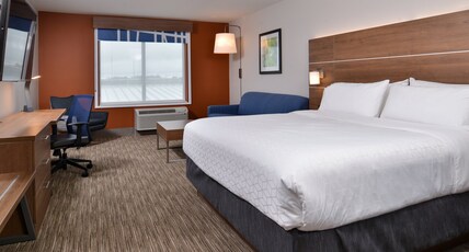 Holiday Inn Express & Suites - Marshalltown Room Type - 1 King Suite Mobil Access Roll Shower