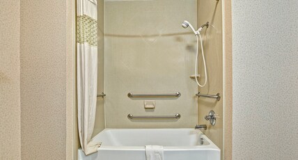Hampton Inn by Hilton Quincy Room Type - 2 QNS ACC ROLLIN SHWR NS