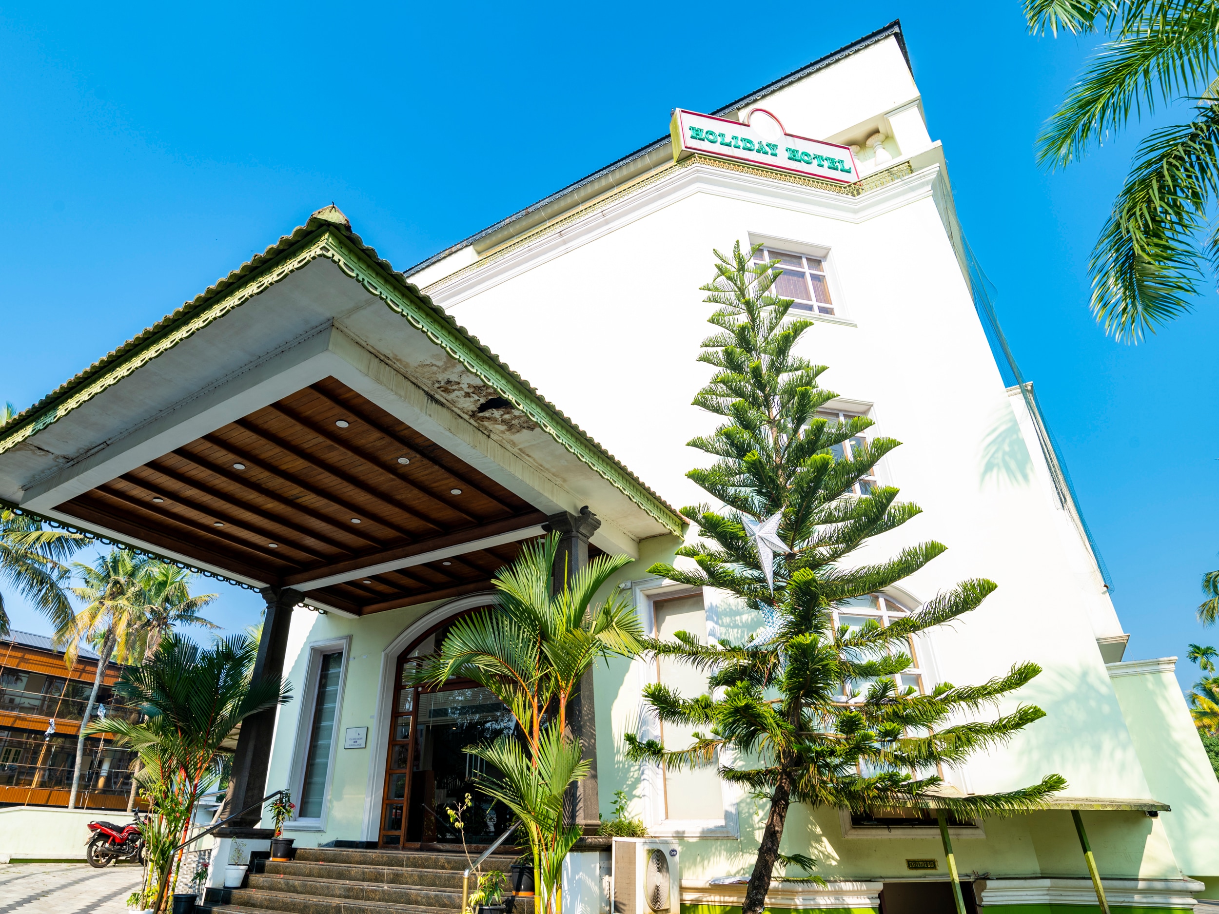 Holiday Hotel - Tap to explore photos