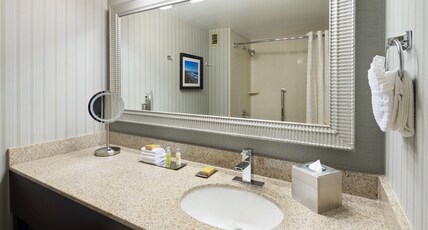 DoubleTree by Hilton San Diego - Del Mar Room Type - 1 KING BED CORNER RM