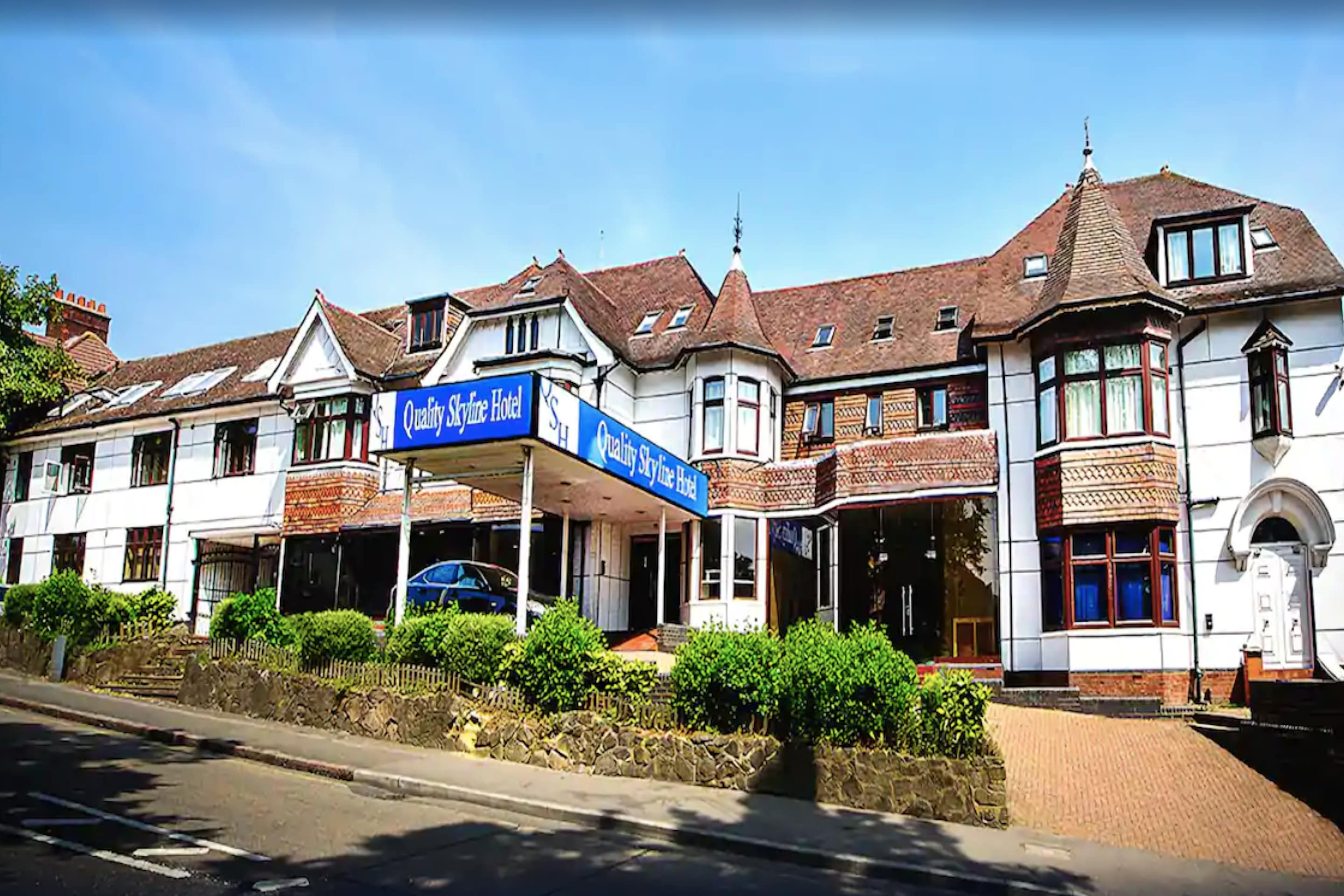 OYO Luton Hotel - Tap to explore photos