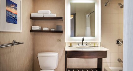 DoubleTree by Hilton Hotel San Diego - Mission Valley Room Type - 1 KING BED