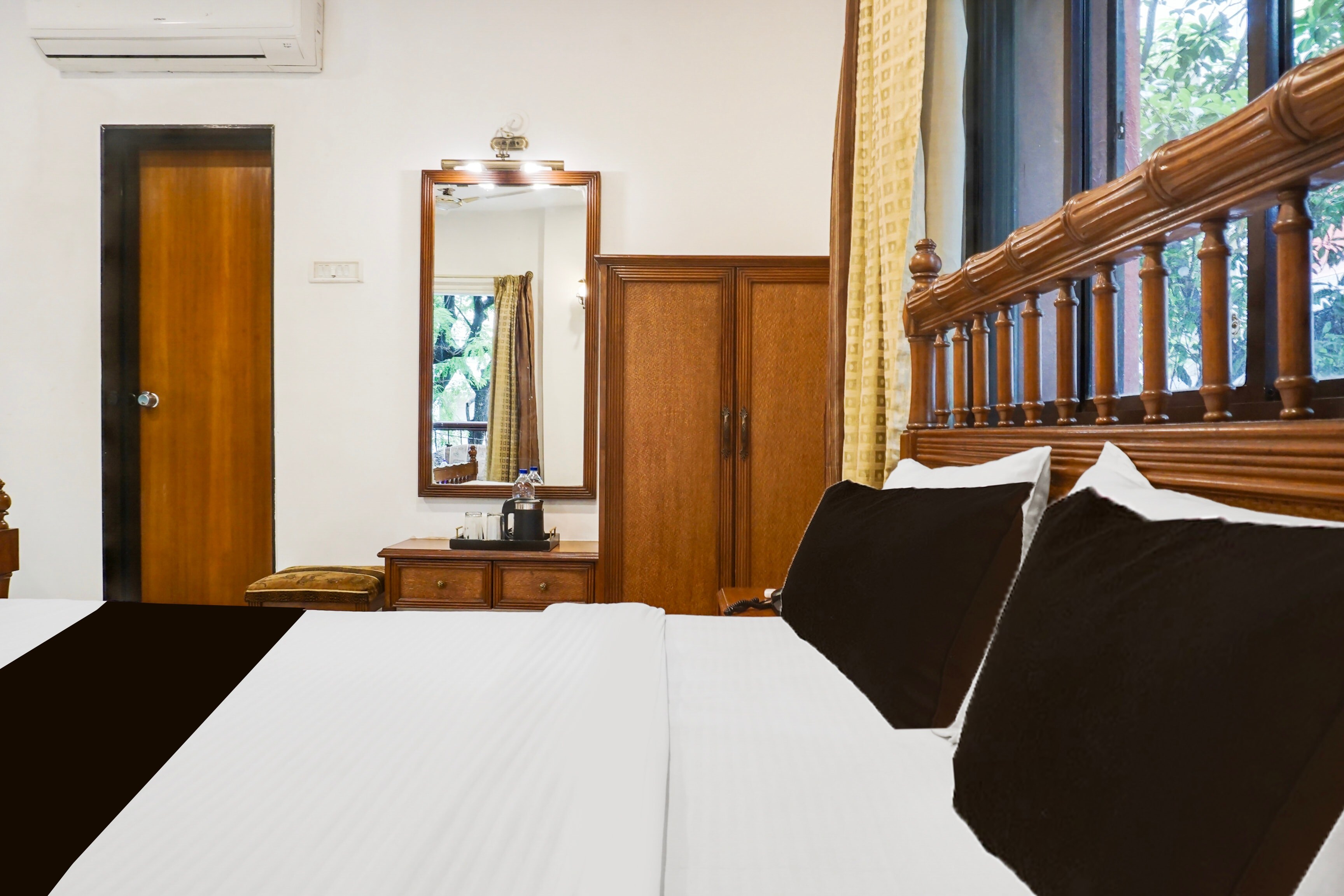 Super Townhouse Oak Prabhat Road - Tap to explore photos