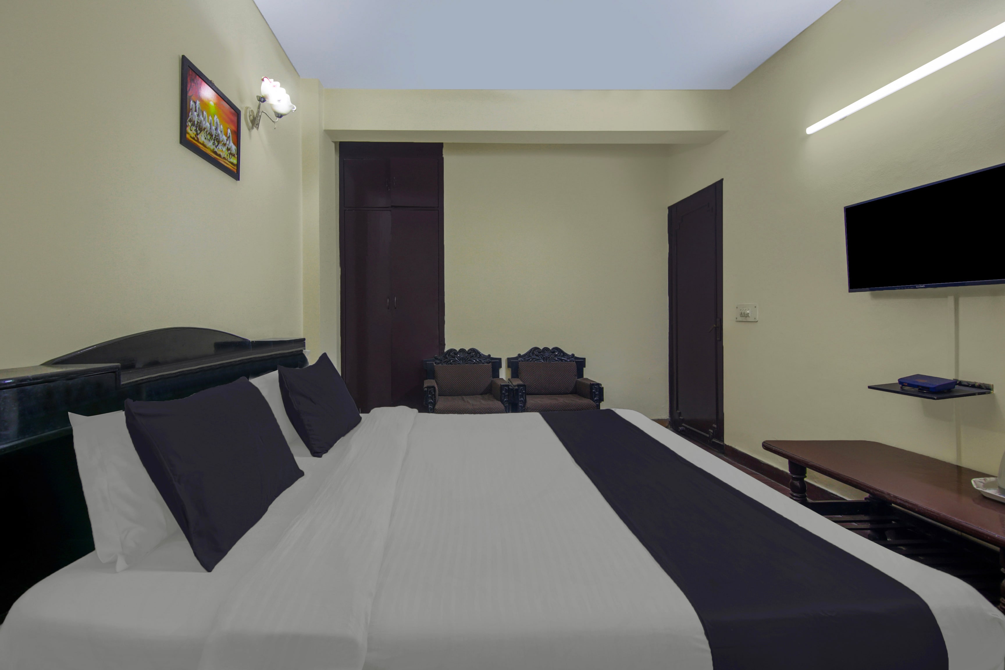 Hotel O Manraj B&B - Tap to explore photos