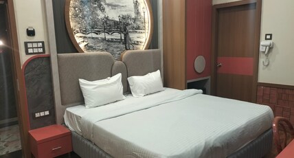 PADMA MANOR ROYAL Room Type - Suite with Jacuzzi (Bath Tub)