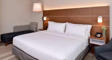 Holiday Inn Express & Suites WEST MELBOURNE Room Type - 1 King Bed Standard Mobil Accessible Tub