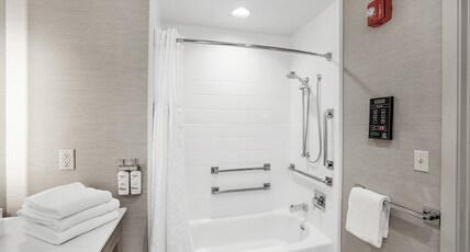 Holiday Inn Nampa Room Type - 2 Queen Standard Communication Mobility Accessible Tub Holiday Inn Nampa Room Type - 2 Queen Standard Communication Mobility Accessible Tub