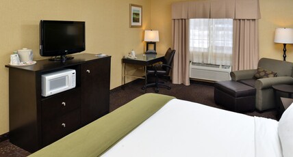 Holiday Inn Express & Suites CHARLOTTE Room Type - 1 King Standard Communications Mobility Accessible Tub