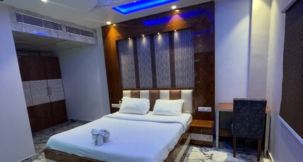 The Crown Plaza Hotel And Train Restaurant Room Type - Deluxe Room