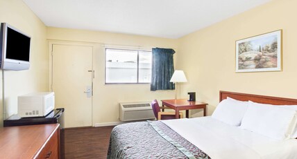 Days Inn by Wyndham Athens Room Type - 1 Double Bed, Non-Smoking